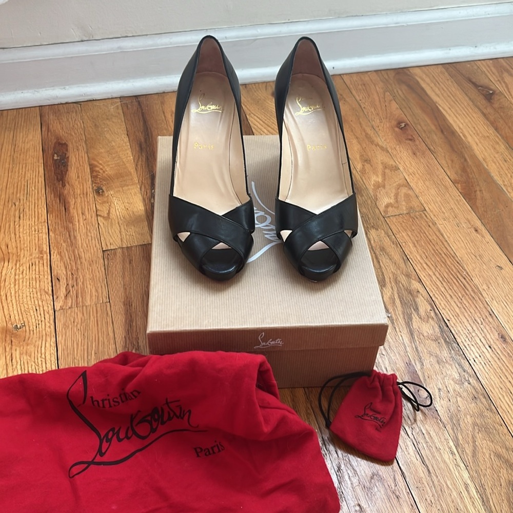 Gorgeous *authentic* Christian Louboutin heels!
